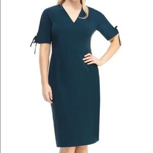 Maggy London – Lex Tie Sleeve Midi Dress
PINE / 6R green